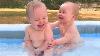 Bébés Drôles De Jumeaux Jouant Ensemble La Famille Drôle De Chéri