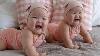 Bébés Jumeaux Agissant De La Même Manière En Même Temps Compilation Vidéo Mignonne