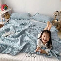 Couvre-lit sur les couvertures de lit, dentelle, gris, double couvertures, doux, jeté à carreaux.