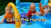 Drôle Twin Babies Vidéo Twin Babies Défi Catch The Toy Twins Singe Mignon Moments Drôles