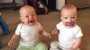 Filles Jumelles Bébé Combat Au-dessus Pacifier