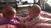 Les Bébés Jumeaux Parlent Et Tiennent La Main Pour La Première Fois