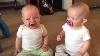 Twin Baby Girls Se Battent Sur Le Pacificateur